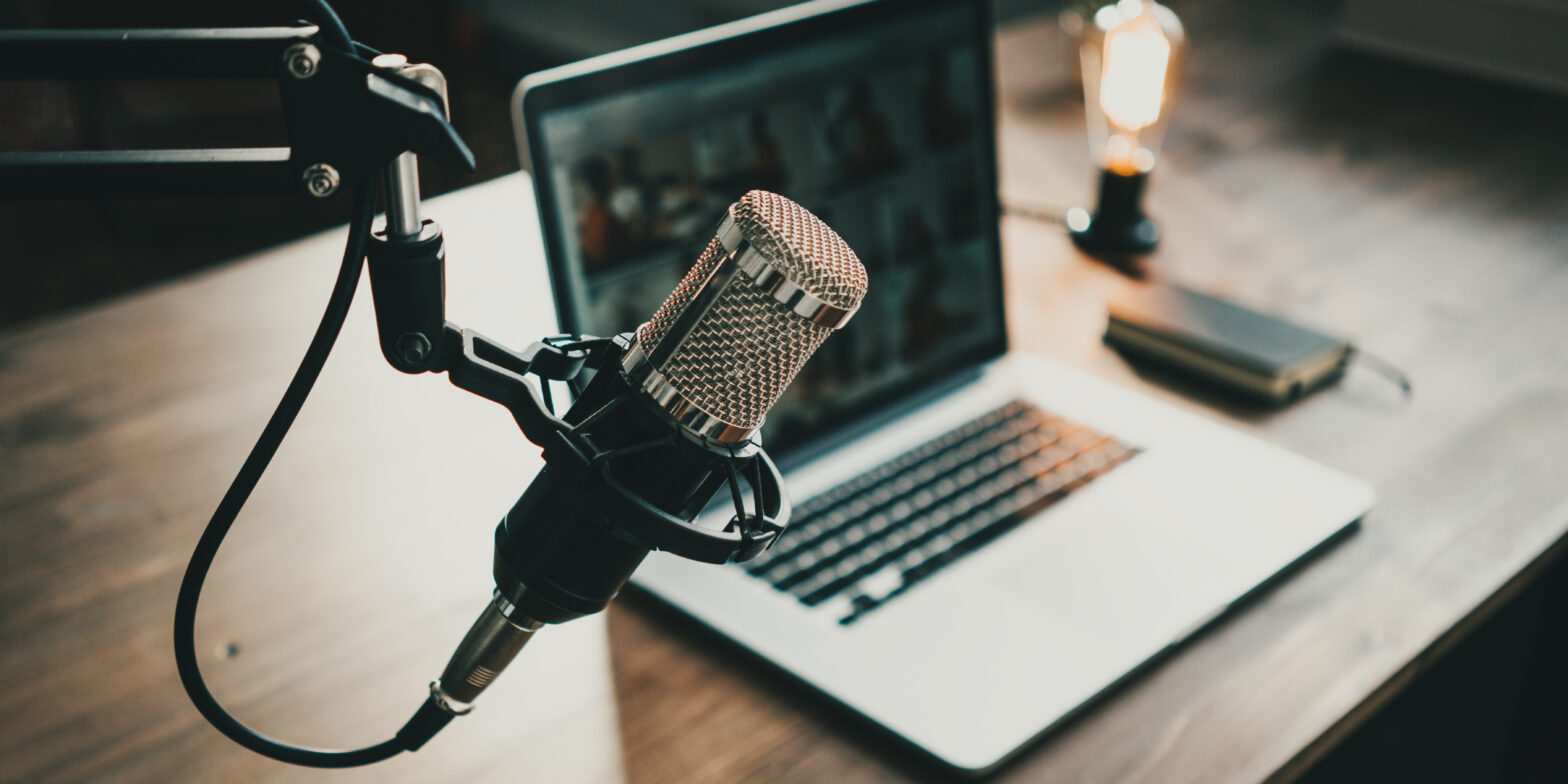 Microphone in front of an open computer